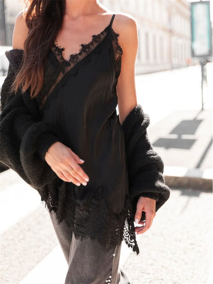 Camiseta Satinada con Encaje Elegante - LÚVORA