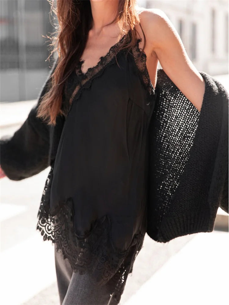 Camiseta Satinada con Encaje Elegante - LÚVORA